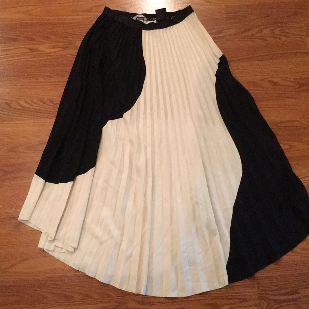 High Waisted Black and White Pleated Skirt